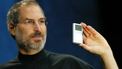 Când Steve Jobs a lansat iPodul, nu ne-a vorbit nici despre memorie, nici despre baterie, nici despre design – ci ne-a oferit beneficiul cheie: poți căra în buzunar 1,000 de melodii.